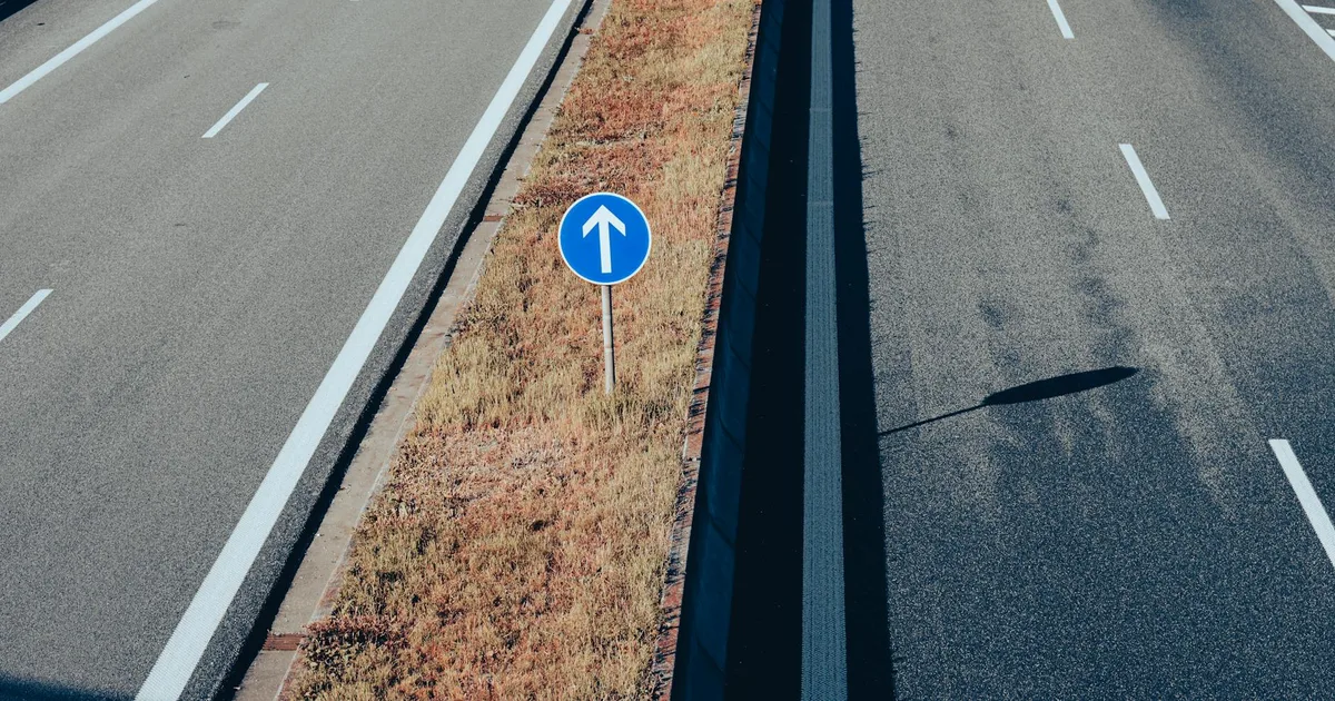 10 Most Important Roadway Signs You Must Know